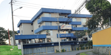 fachada edificio del Inec color gris con azul