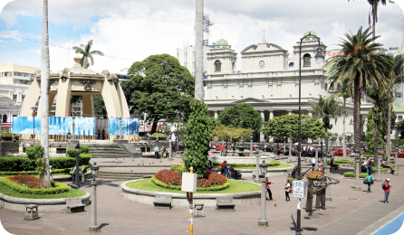 Parque Central de Costa Rica con personas 