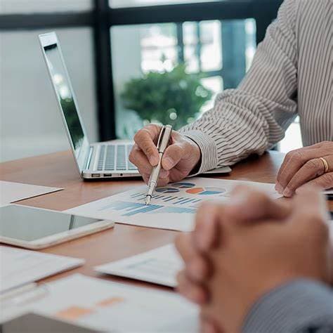 Personas revisando un gráfico estadístico